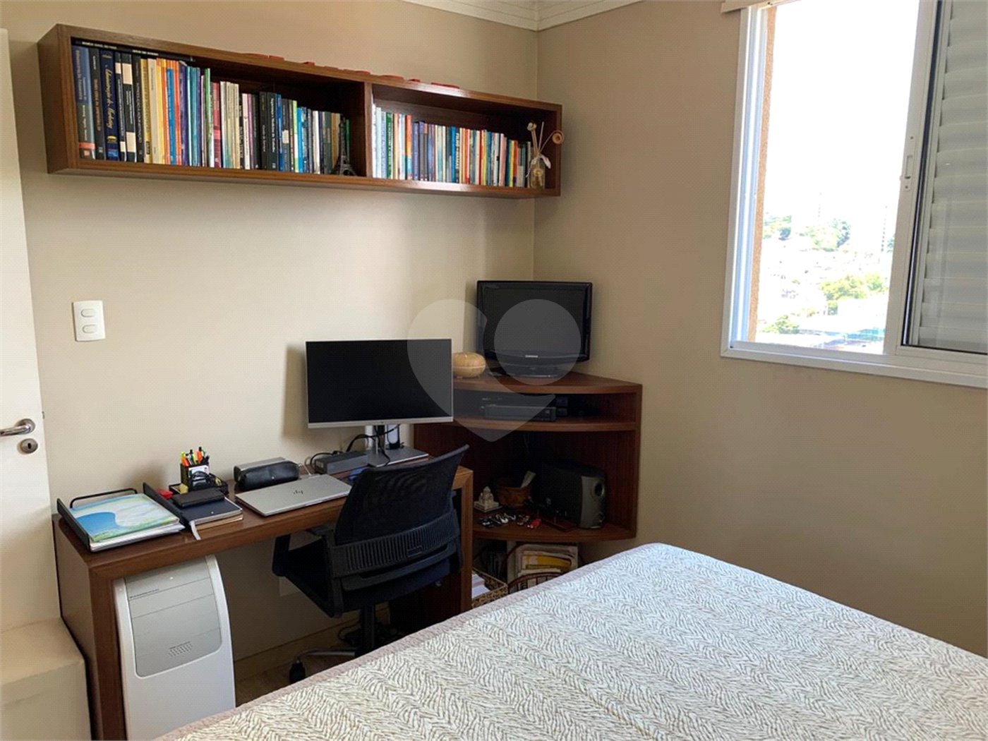 Apartamento de 70m2 com 3 dorms, 2 banheiros, 1 suíte, 1 vaga. Estuda permuta.