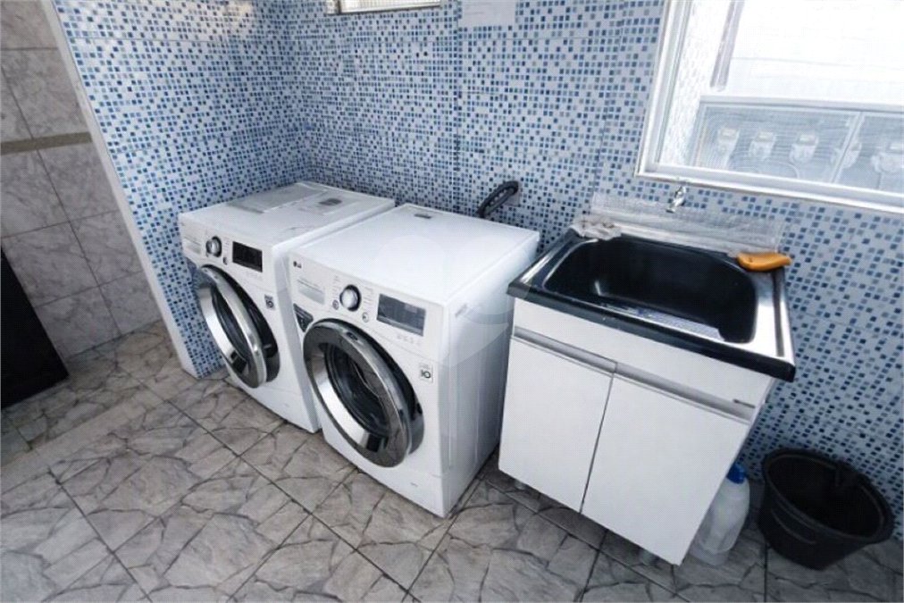 Prédio com Renda no Jabaquara - 773 m2 sendo 13 Studios, Salão Comercial e 22 vagas de garagem!