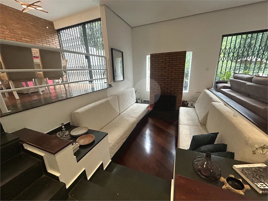 Casa em condomínio com 3 dormitórios, 01 suíte, garagem para 06 carros, área gourmet, piscina.