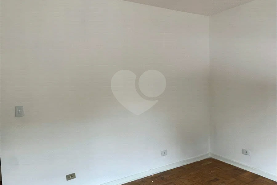 Casa espaçosa com 3 quartos, suíte, quintal e 2 vagas na Vila Santa Catarina