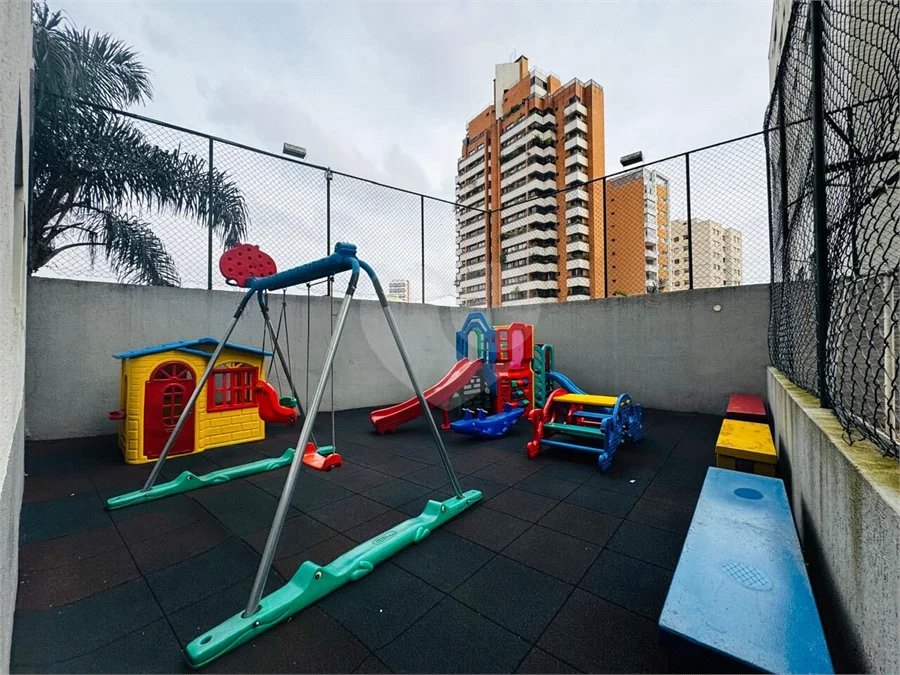 Vende-se Apartamento de 2 Quartos com Sacada na Vila Mascote