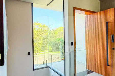 Indaiatuba - HOME DESIGN - Casa Térrea - Condomínio Paradiso - 420 m² de terreno - 307,19 m² de área construída - 3 suítes completas, sendo 1 master com closet planejado e banheira de imersão - Sala de TV reversível para 4ª suíte - Sala de estar ampla e varanda gourmet integrada - Cozinha com móve