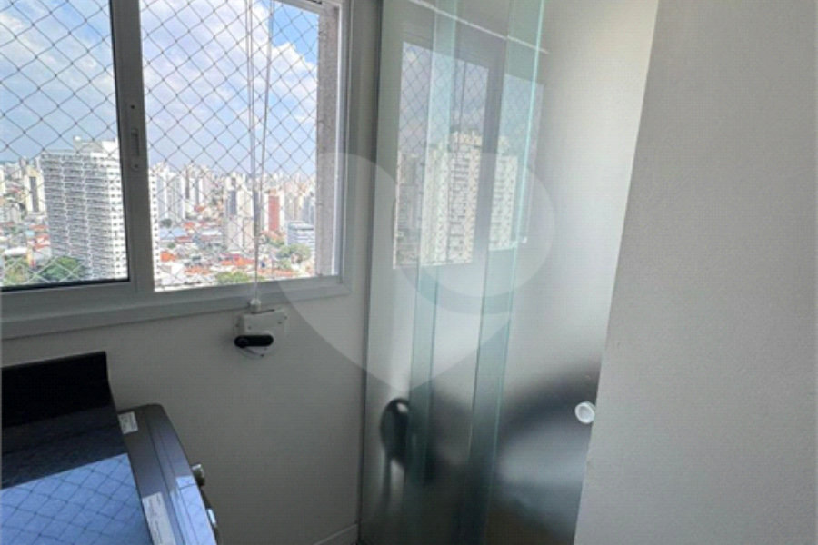 Apartamento á venda de 81m2 no Ipiranga com 2 dorms, 2 suítes, 3 banheiros, 2 vagas. Estuda permuta.