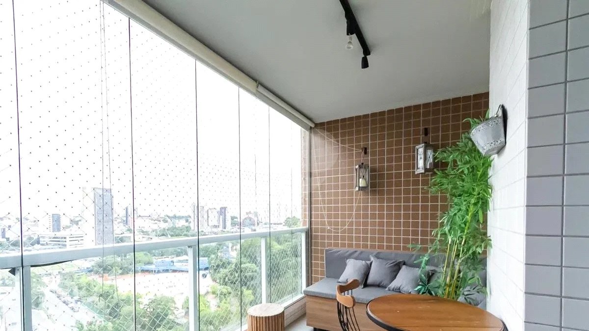 Apartamento mobiliado de 102 m² para locação no Centro de São Bernardo do Campo, com 3 dormitórios, 1 suíte, varanda gourmet com vista para o Paço Municipal, 2 vagas e lazer completo.