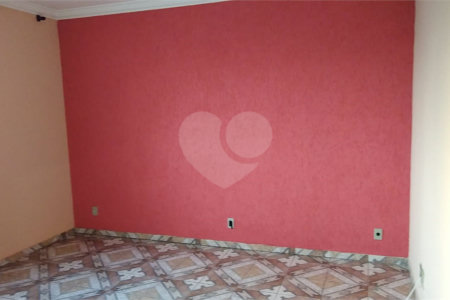 Casa Térrea com 3 dormitórios, sendo 1 suíte.