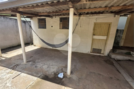 Casa térrea à venda com amplo quintal e grande potencial na Vila Nery