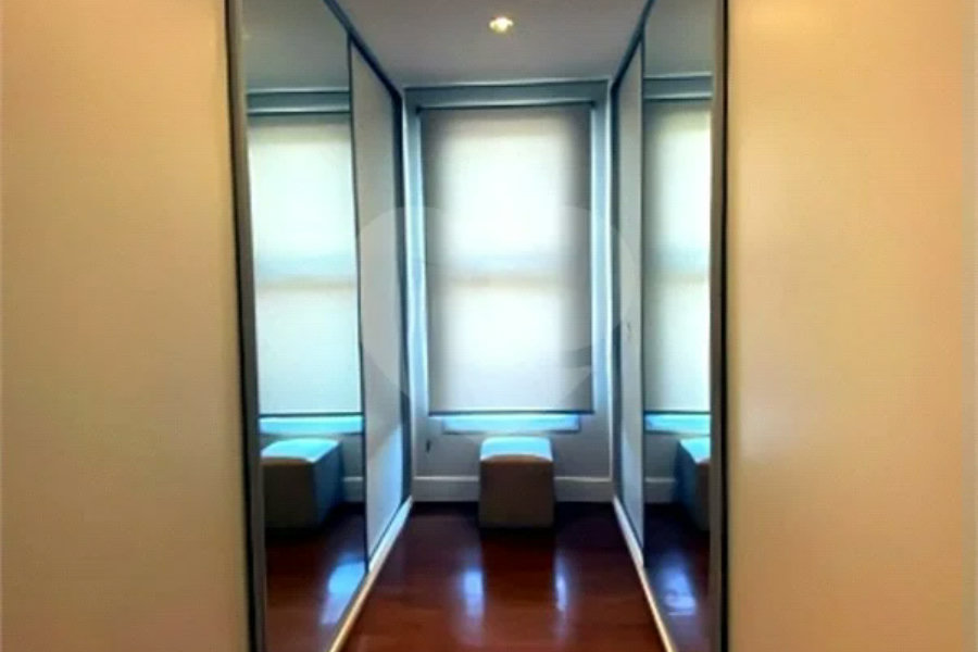 Casa de Alto Padrão em Condomínio com 4 suítes.