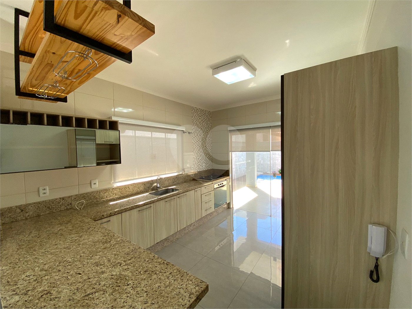 Casa térrea com piscina para venda no Condomínio Quebec.