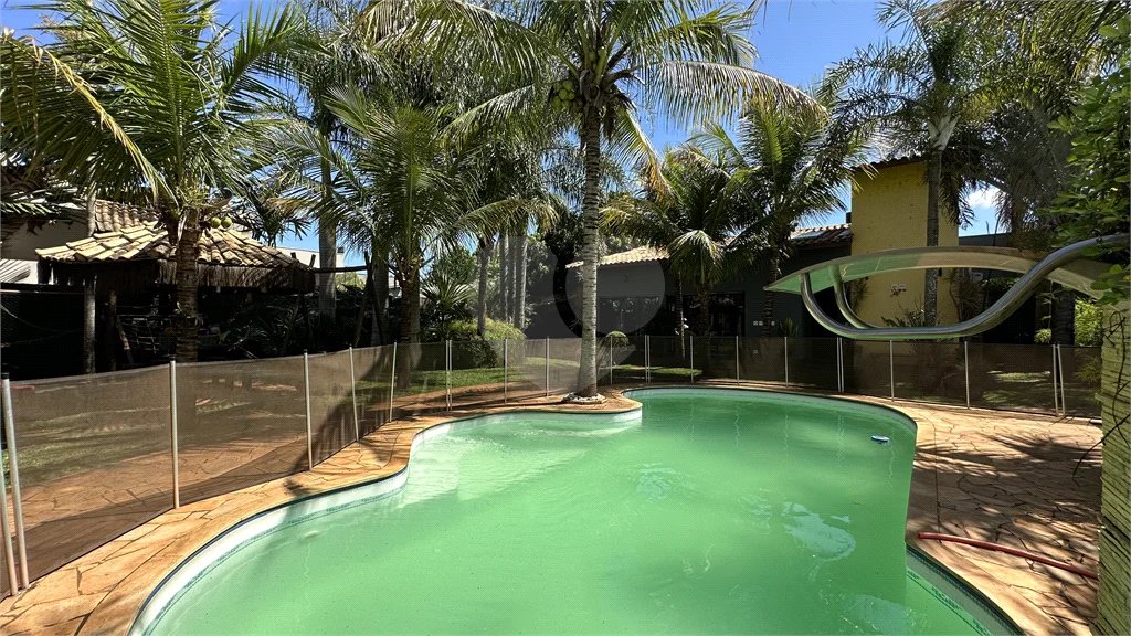 Casa em Condomínio Fechado com 4 suítes e área de lazer completa.