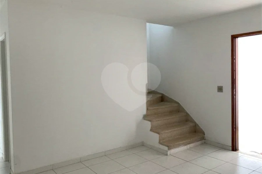 Casa espaçosa com 3 quartos, suíte, quintal e 2 vagas na Vila Santa Catarina