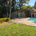 Casa com Piscina, Sauna e Edícula em Rua Arborizada no Tremembé