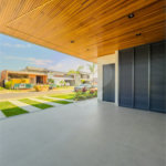 Indaiatuba - Condominio Villa Sapezal - 318 m² de Terreno - 230 m² de Área Construída - 3 suítes, sendo 1 Master com closet planejado - Sala de TV - Sala de estar integrada à Sala de jantar - Cozinha com móveis planejados - Despensa - Escritório planejado - Lavabo - Piscina com preparação para aquec