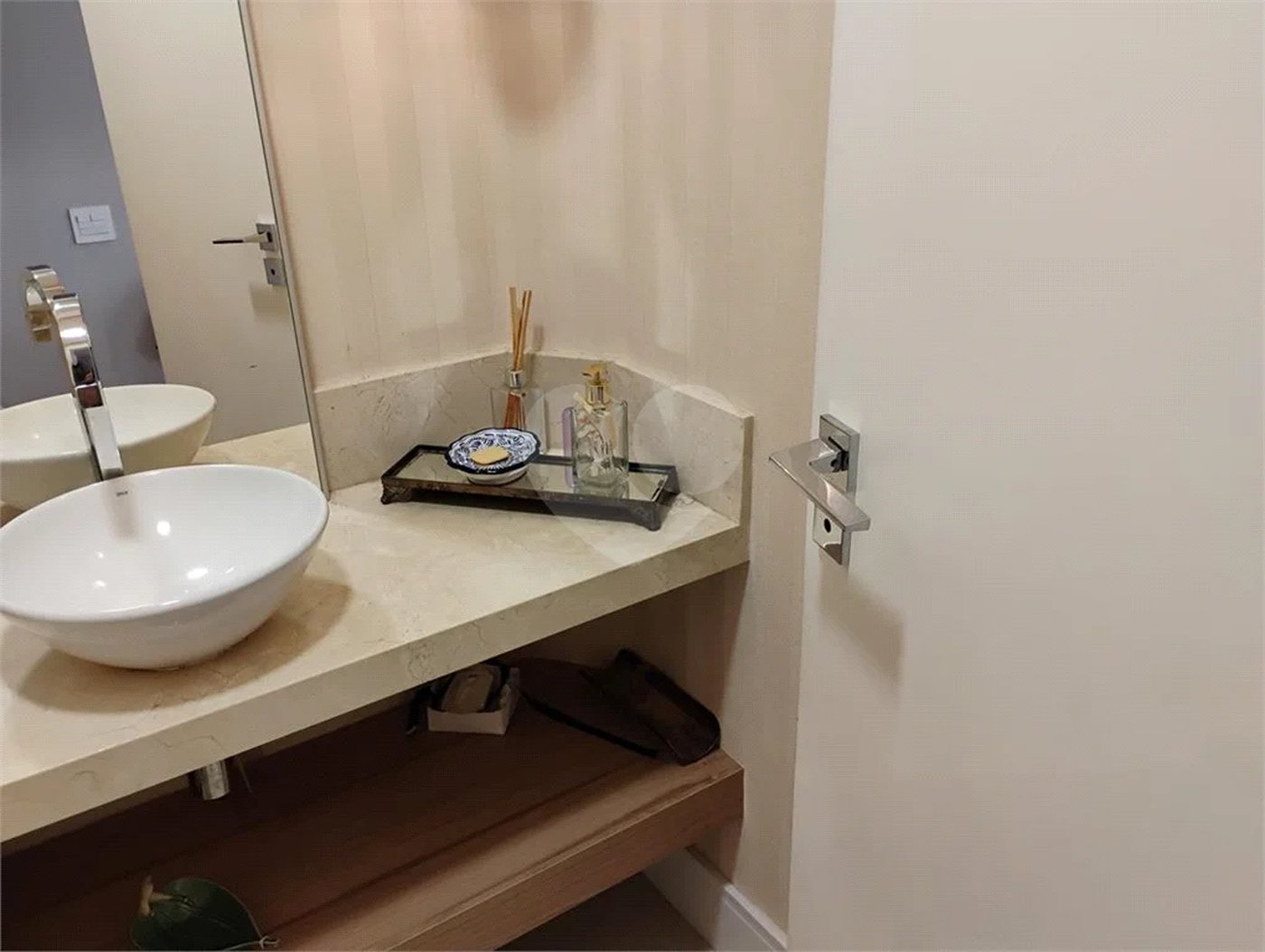 Apartamento reformado , 3 suítes , 3 vagas. Próximo a Avenida Paulista e metrô Brigadeiro . Prédio de construtora renomada. Único !