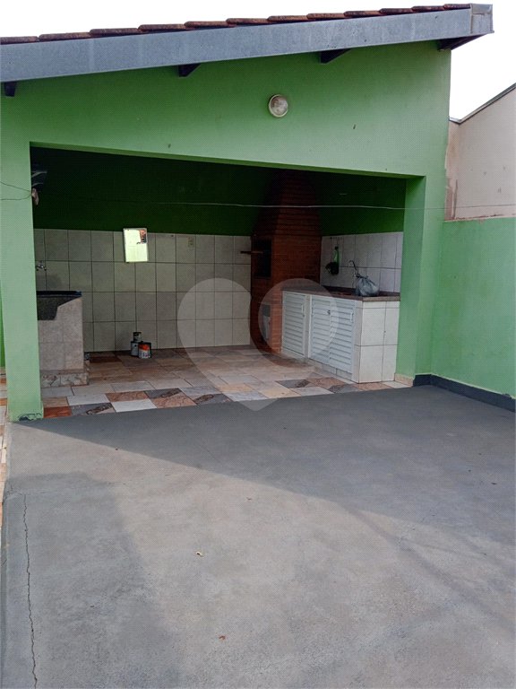 Casa térrea com 3 dormitórios.