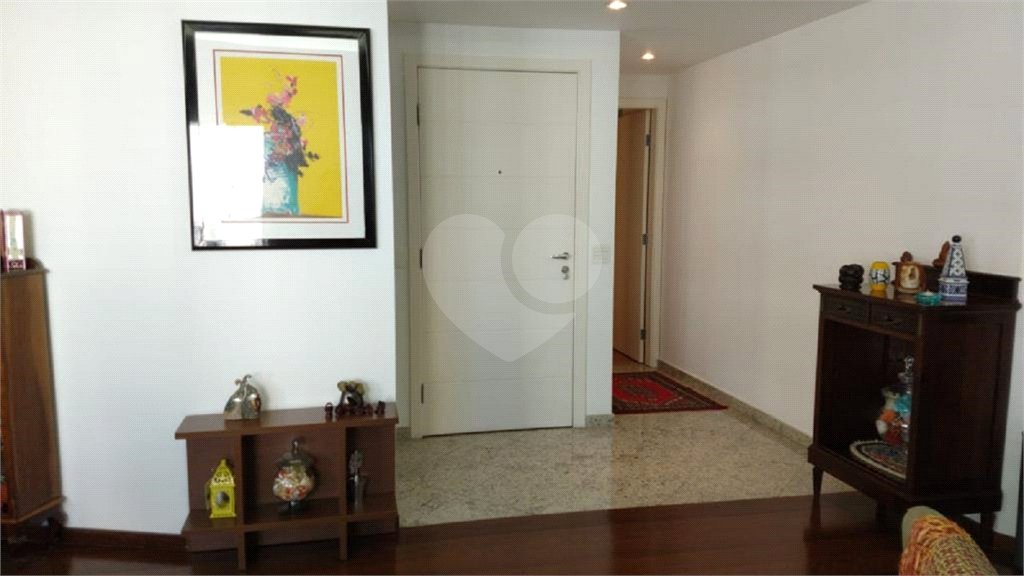 Apartamento à venda no Paraíso de 303m² com 4 suítes e 4 vagas.