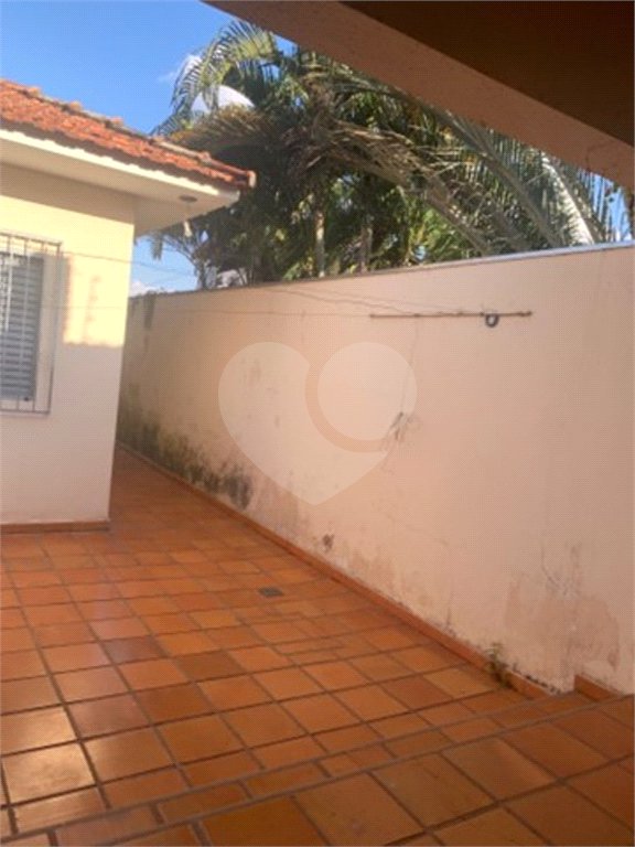 Casa térrea com 3 dormitórios, sendo 1 suíte .