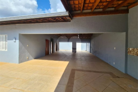 Casa à venda com 3 dormitórios, sendo 1 suite e ampla área de lazer no Jardim Brasil