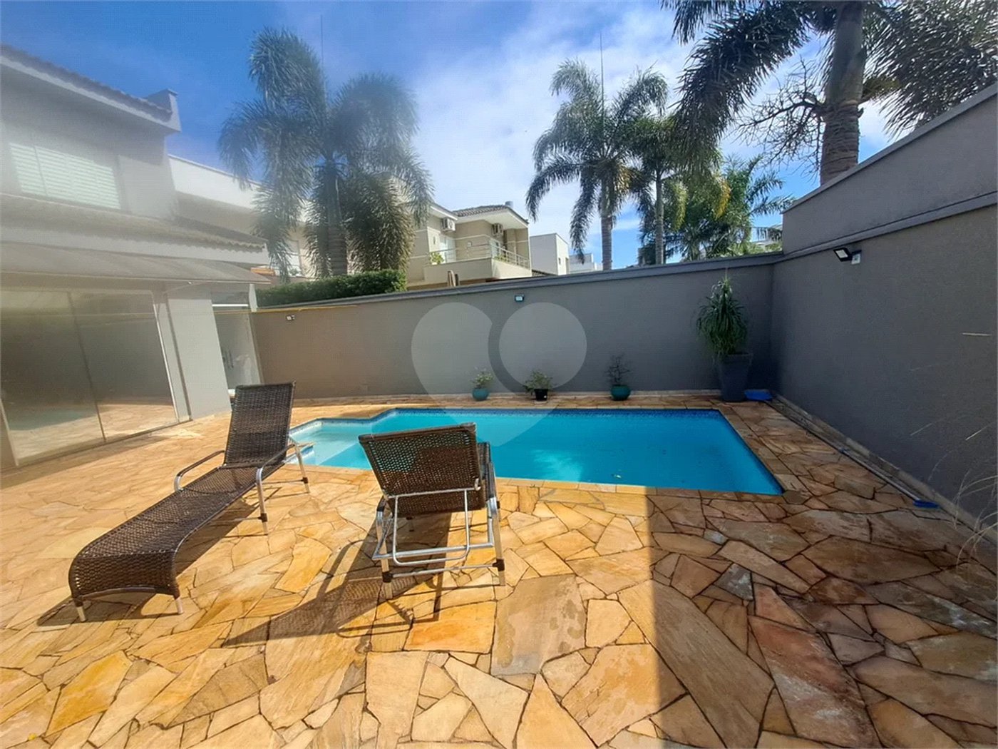 Linda Casa 3 dormitórios com piscina - R$ 950.000,00