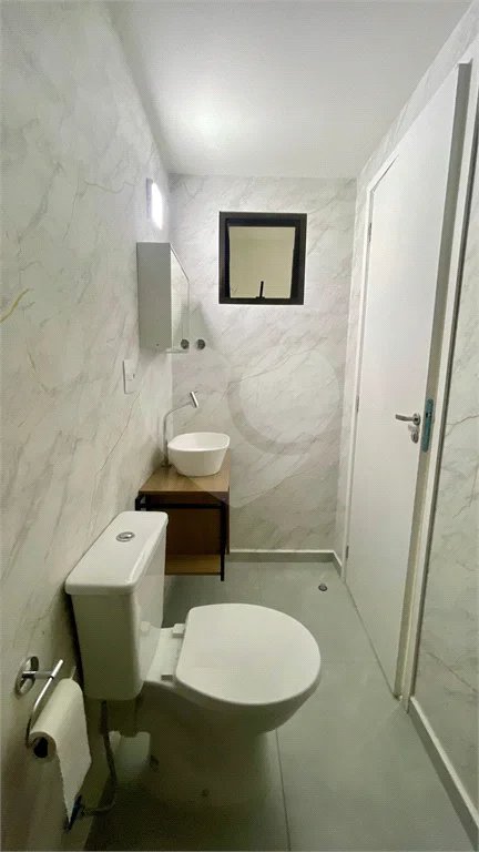 Sobrado com 3 andares, 350 m², 6 quartos, 2 suítes e 5 vagas para locação no Jardim Anália Franco!