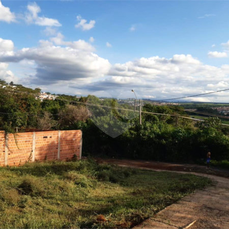 Terreno com 305,82 m² .