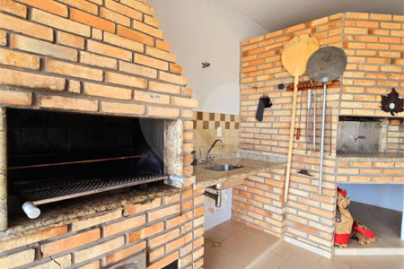 Indaiatuba- Vale das Laranjeiras - Vista dos fundos para o lago - Casa assobradada - 3 pisos, 4 quartos, 2 suítes, uma com hidro ,escritório, sala 3 ambientes, lareira, lavabo,cozinha ampla, despensa, lavanderia, churrasqueira, forno pizza, 6 wcs, piscina, jardim despensa, garagem, segurança