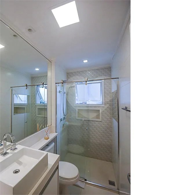 Espaço, conforto e uma localização privilegiada fazem deste apartamento mobiliado no Baeta Neves, em São Bernardo do Campo, uma excelente opção para seu novo lar. Com 118 m², três dormitórios e quatro banheiros, o imóvel oferece ambientes amplos para acomodar a família e receber amigos com comodidad