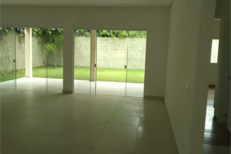 Casa de alto padrão na Granja Viana - Fazendinha Descrição do Imóvel Localizada na Rua Uruana, número 9, em um dos bolsões residenciais mais exclusivos da Granja Viana, esta residência oferece o equilíbrio perfeito entre sofisticação e contato com a natureza. A propriedade destaca-se pela excelente