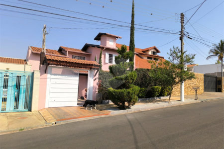 Casa à Venda no Santa Marta com 3 Suítes e Piscina