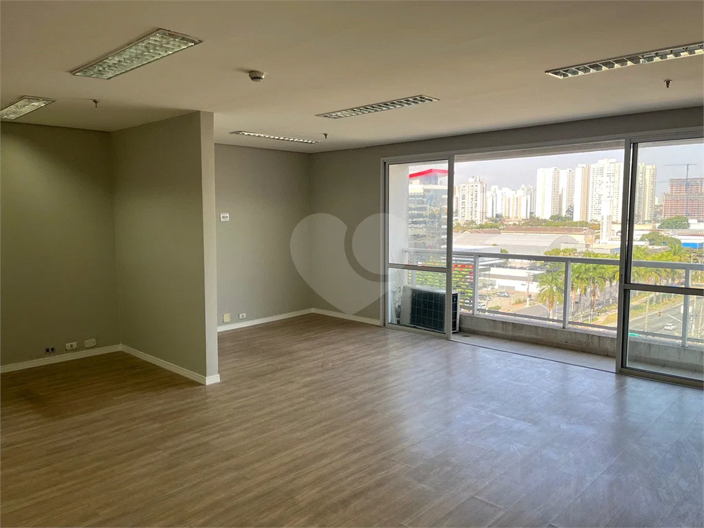 Conjunto comercial com 60m² , 1 banheiro , 2 vagas de garagem , à venda na Vila Leopoldina.