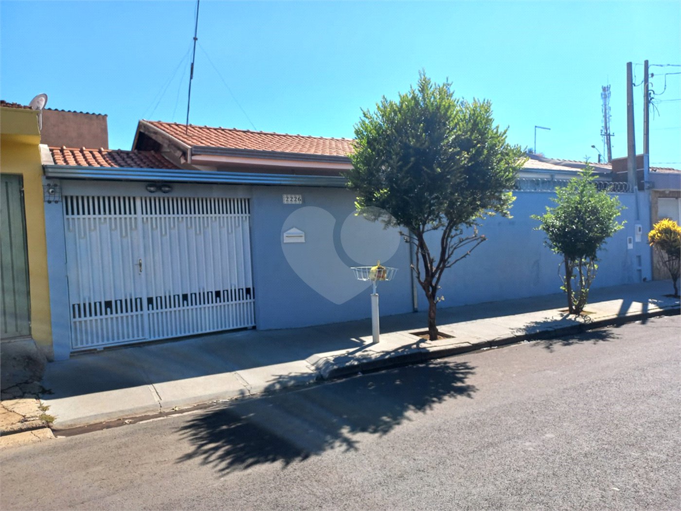 Casa Térrea com 3 dormitórios, sendo 1 suíte.