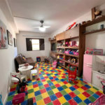Chácara com excelente infraestrutura, contendo casa com 8 dormitórios, 900 m² de área construída, área total de 3000m², piscina adulto e infantil, churrasqueira, quadra gramada de futebol - Rio Acima - Atibaia/SP 900 m² Área construída 3.000 m² Área do terreno