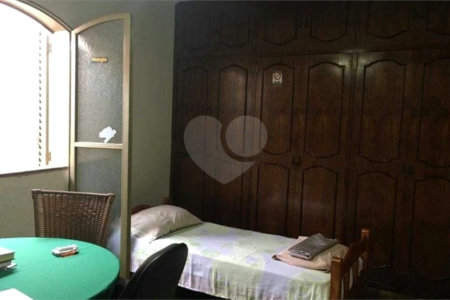 Casa térrea com 3 dormitórios, sendo 2 suítes.