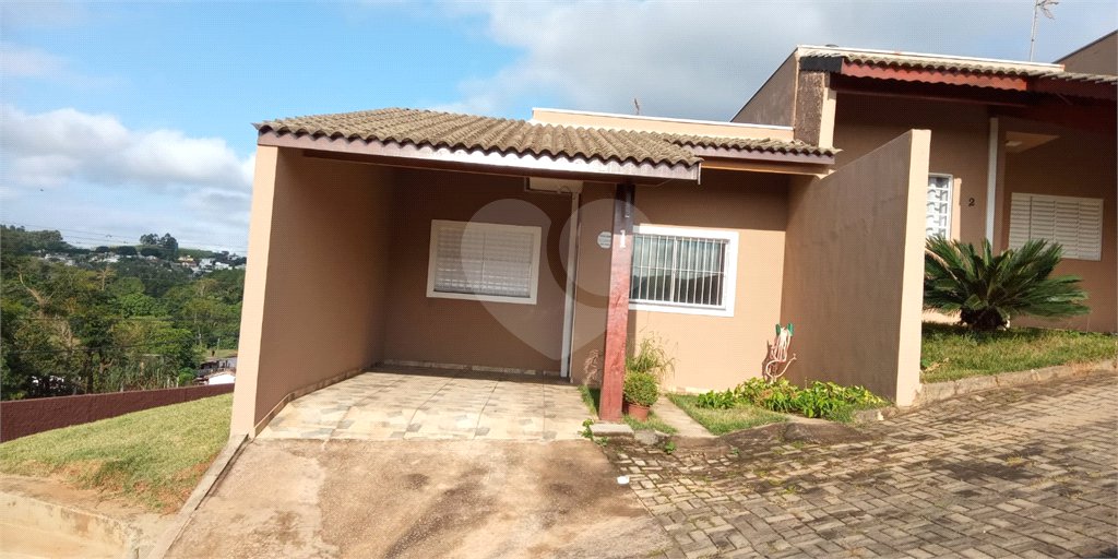 Linda casa em condomínio fechado com 2 Dormitórios.