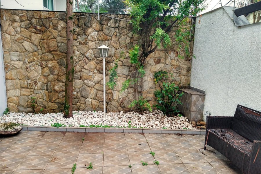 SOBRADO DE 426,0 M² COM 04 SUITES, SALÃO DE FESTAS, 06 VAGAS,06 BANHEIROS E PISCINA PARA LOCAÇÃO OU VENDA NO BARRO BRANCO