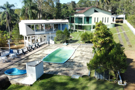 Um excelente Sitio para venda com 20mil m² de área total e 700m² de área construida.