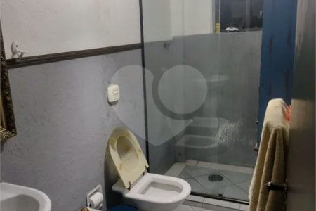 Casa à venda na Vila Mariana de 300 metros quadrados, com 3 dormitórios, 1 suíte e 2 vagas.