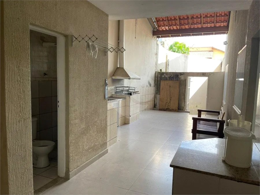 Sobrado com 4 dormitórios, 2 suítes, closet, varandas, escritório, jardim de inverno, espaço gourmet com churrasqueira e fogão a lenha e 3 vagas.