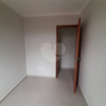 Apartamento COBERTURA com 66m2, 3 quartos, banheiro, sala, cozinha, quintal e 1 vaga
