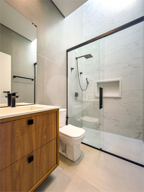 Indaiatuba - Quintas da Terracota - 1252 m² de terreno - casa térrea com 514 m² de área construída -3 vagas de garagem cobertas e 3 descobertas Lavabo - Sala de estar e jantar amplas e integradas - Escritório privativo - Cozinha toda equipada com geladeira, forno, micro-ondas, lava-louças,