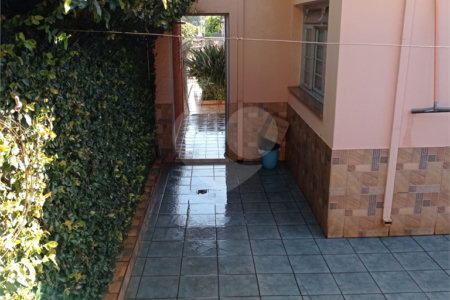 Linda casa no centro com 3 quartos.
