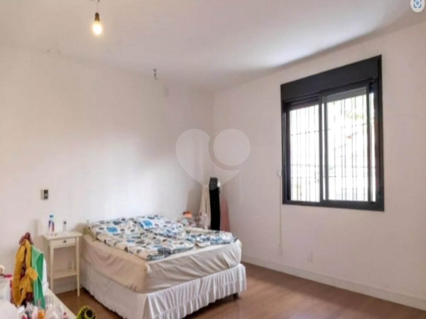 Sua oportunidade única na Vila Gumercindo! Casa espaçosa de 257m² com 4 dormitórios (sendo 2 suítes), 2 vagas de garagem e excelente localização, venda.