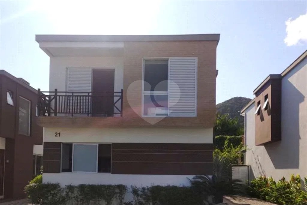 Maravilhosa Casa em Condomínio com 4 Suítes na Praia de Juquehy!!!