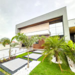 Casa Térrea – Condomínio Maria Cândida - 300 m² de terreno - 212 m² de área construída - 4 vagas de garagem, sendo 2 cobertas - Sala de jantar e estar integradas, com pé-direito duplo e cortina - 3 suítes com ar-condicionado, sendo 1 master com closet – planejado – Roupeiro – Escritório - Cozinha