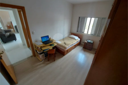 CASA TÉRREA À VENDA NA MOOCA - COM PORTEIRA FECHADA.