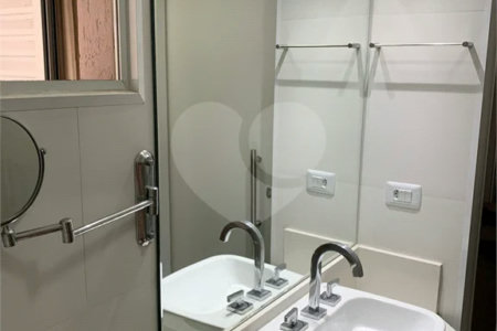 Sobrado com 3 quartos e garagem para 5 veículos.