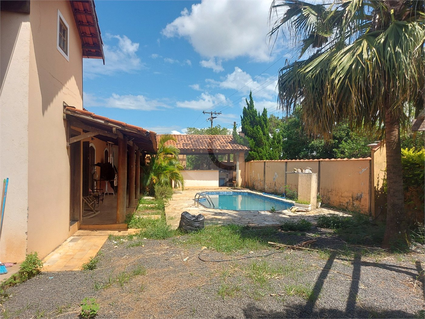 Casa térrea com piscina no Residencial Samambaia.