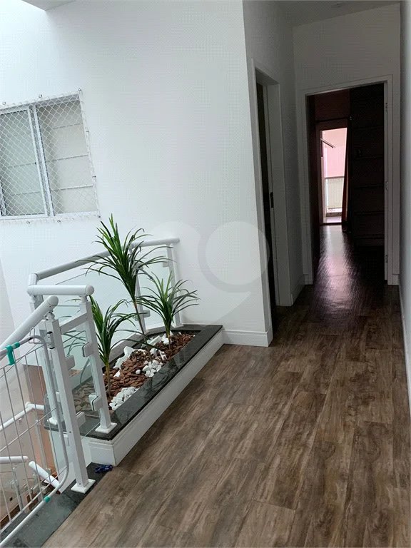 Sobrado com 3 quartos e garagem para 5 veículos.