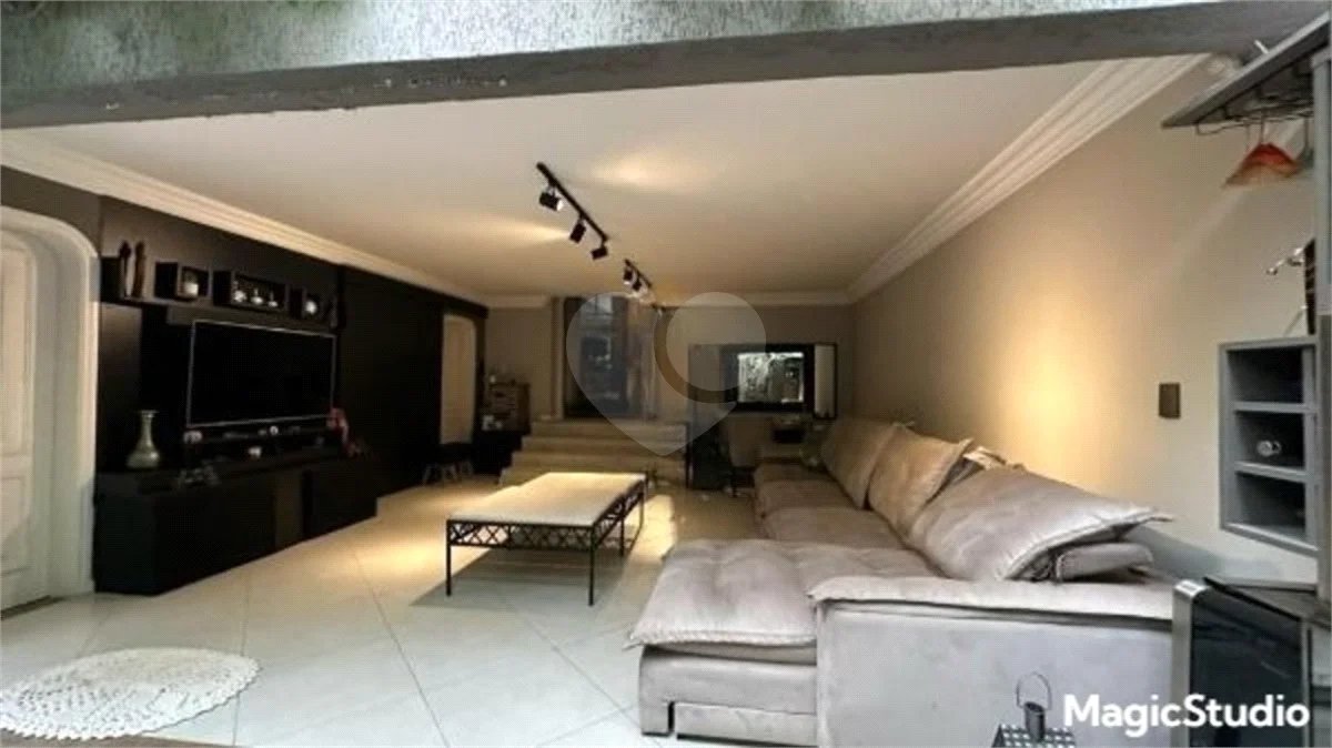 Casa com 400m², 4 dormitórios, sendo 3 suítes, 5 vagas de garagem, à venda na Vila Prudente.