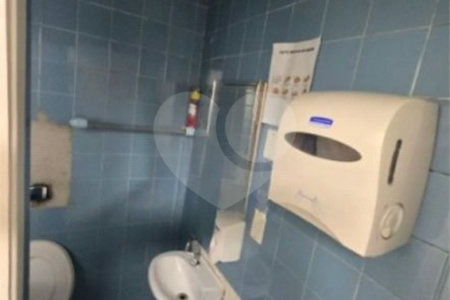 Prédio Comercial com 300m² , 3 pavimentos , refeitório , 2 banheiros , à venda no Brás.