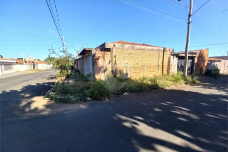 Casa térrea com 2 dormitórios.